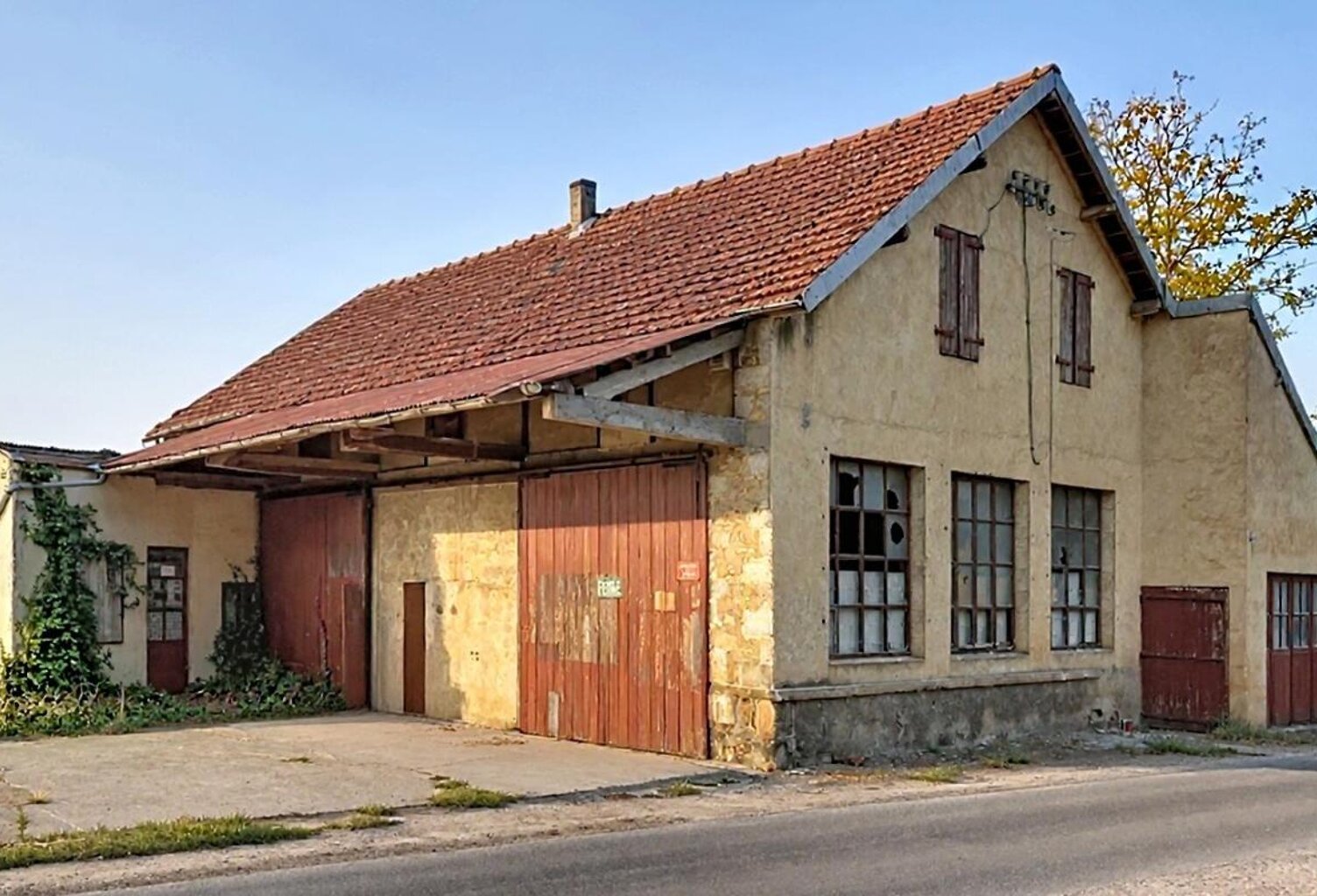 Masclat 46350-Centre-Bourg:  Hangar/atelier- 4 pièce(s) 290 m2 sur deux étages — photo 1
