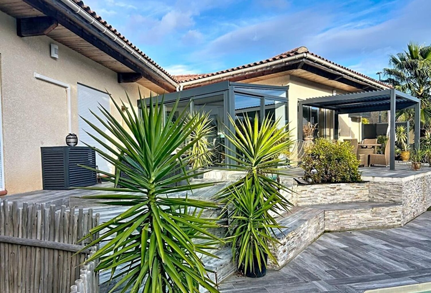 Villa spacieuse de 168m2 avec une piscine s'étendant sur 851m2 de terrain — photo 1