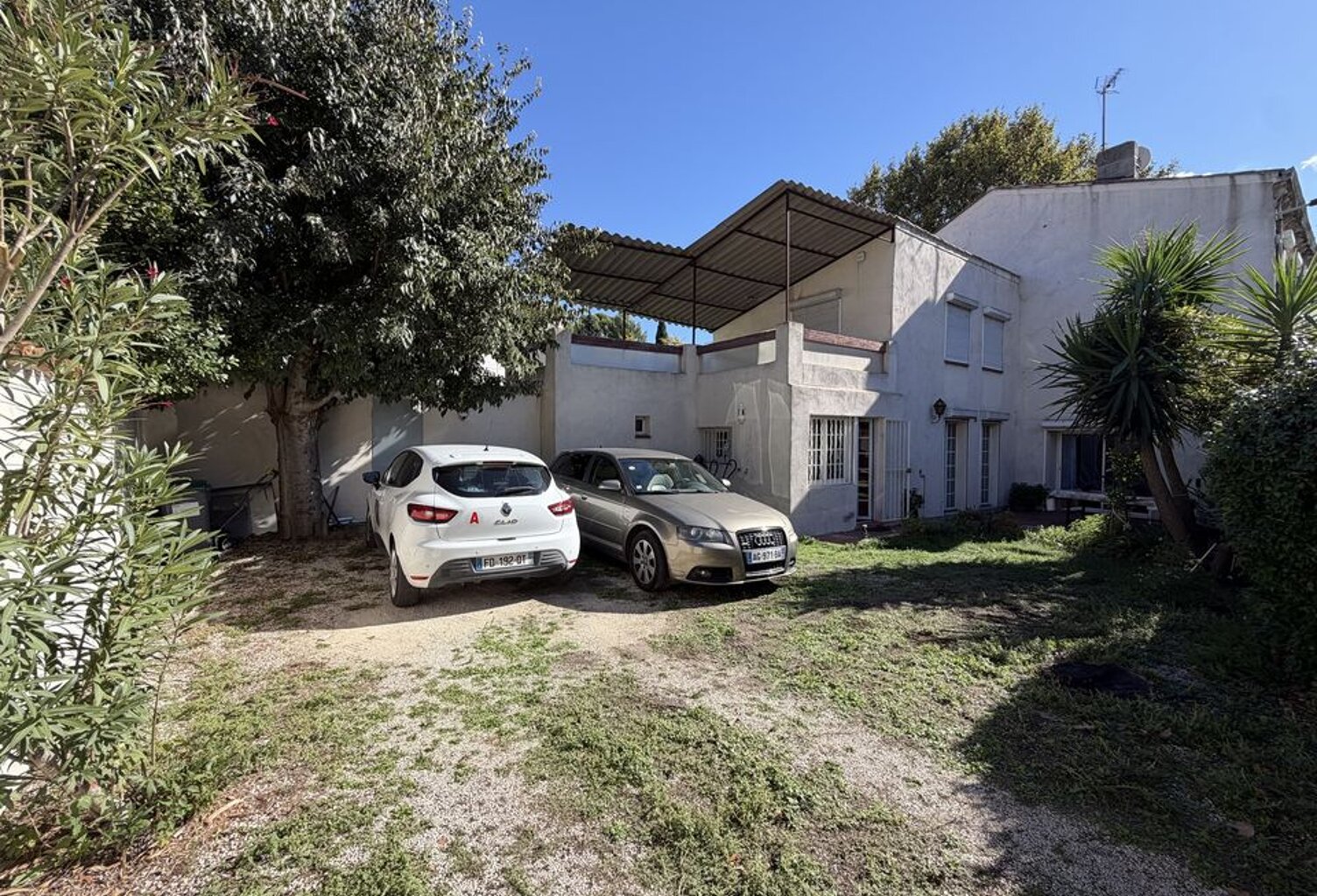 À VENDRE - MAISON DE 185 m² AVEC JARDIN, 3 STATIONNEMENTS ET — photo 1
