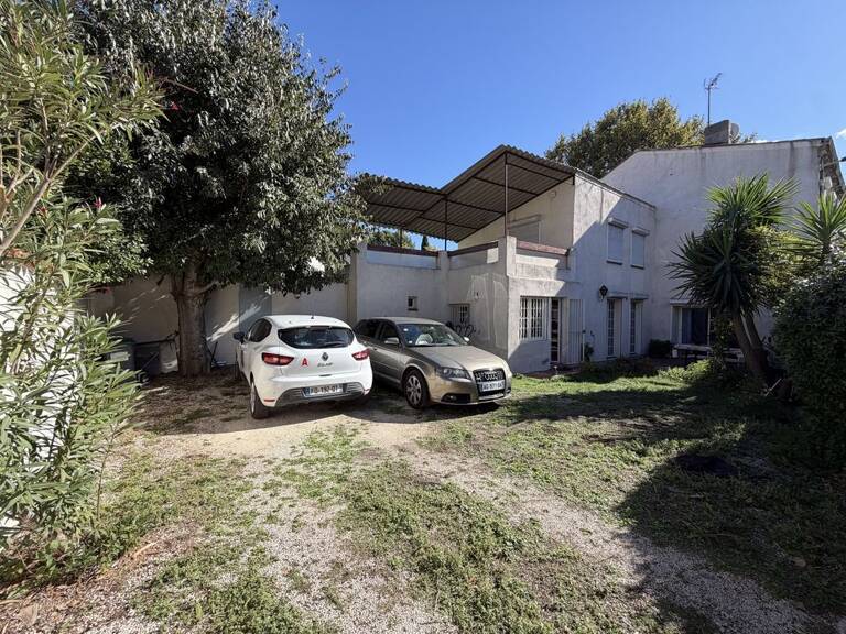 À VENDRE - MAISON DE 185 m² AVEC JARDIN, 3 STATIONNEMENTS ET — photo 1
