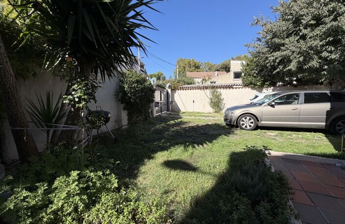 À VENDRE - MAISON DE 185 m² AVEC JARDIN, 3 STATIONNEMENTS ET — photo 2