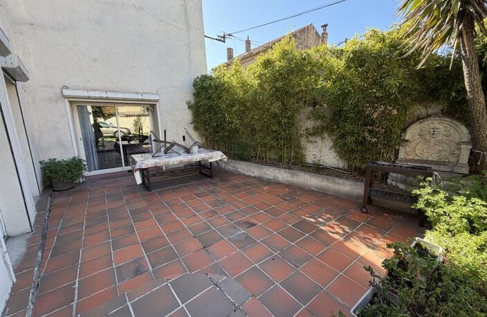 À VENDRE - MAISON DE 185 m² AVEC JARDIN, 3 STATIONNEMENTS ET — photo 3