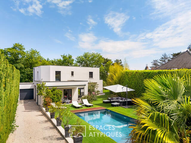 Maison contemporaine dans un écrin de verdure avec piscine — photo du bien