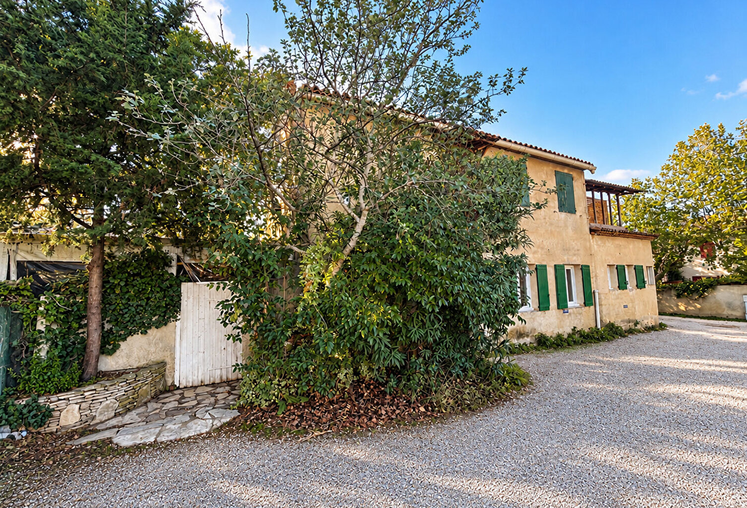 À VENDRE - Ensemble immobilier avec local commercial et habitation - Les Milles (13290) — photo 1