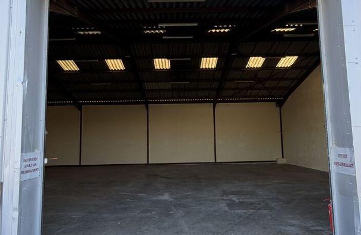 Location Local d'activités 370 m&sup2; — photo 4