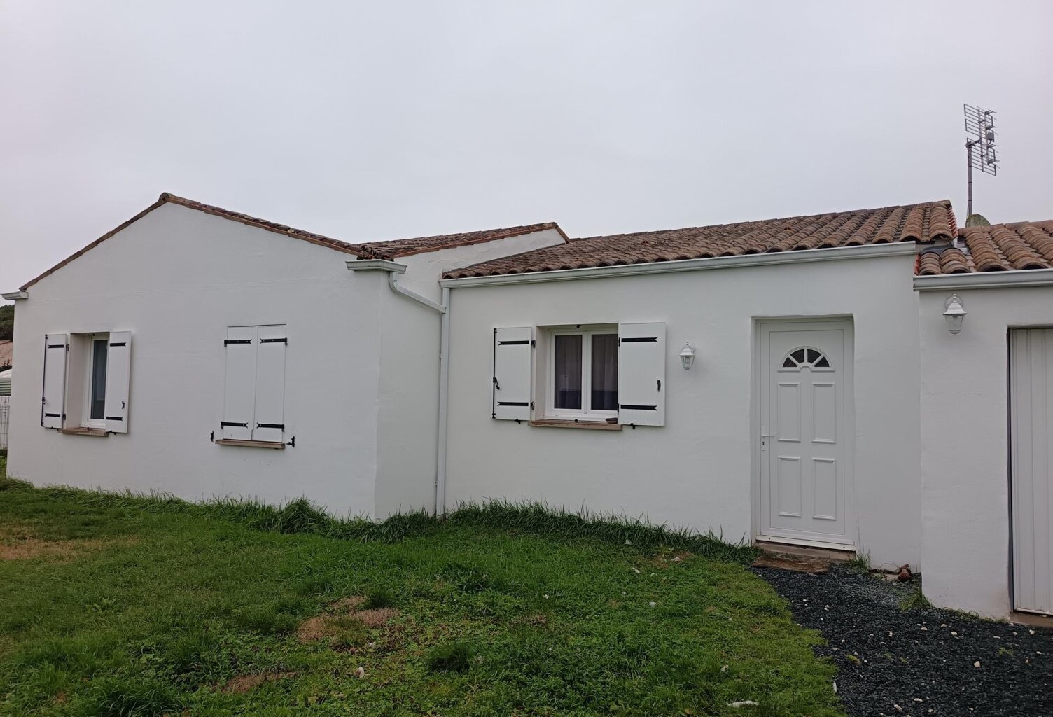 Charente Maritime, proche des commodités, pavillon de plain-pied composé d'une belle pièce de vie lumineuse, trois chambres, garage. Jardin clos. — photo 1