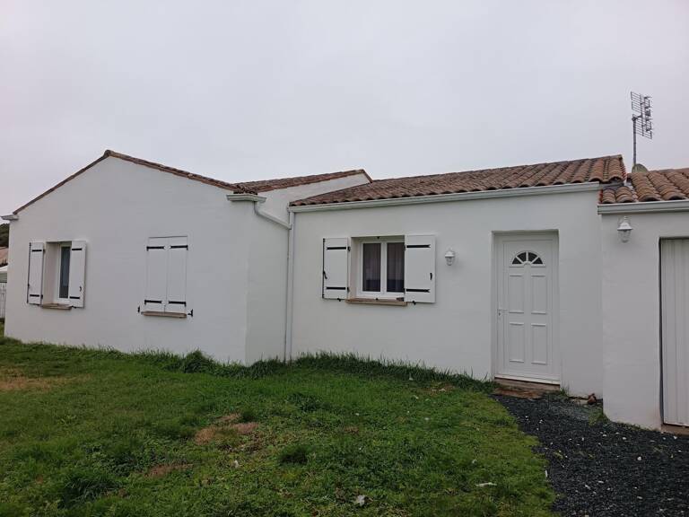 Charente Maritime, proche des commodités, pavillon de plain-pied composé d'une belle pièce de vie lumineuse, trois chambres, garage. Jardin clos. — photo 1