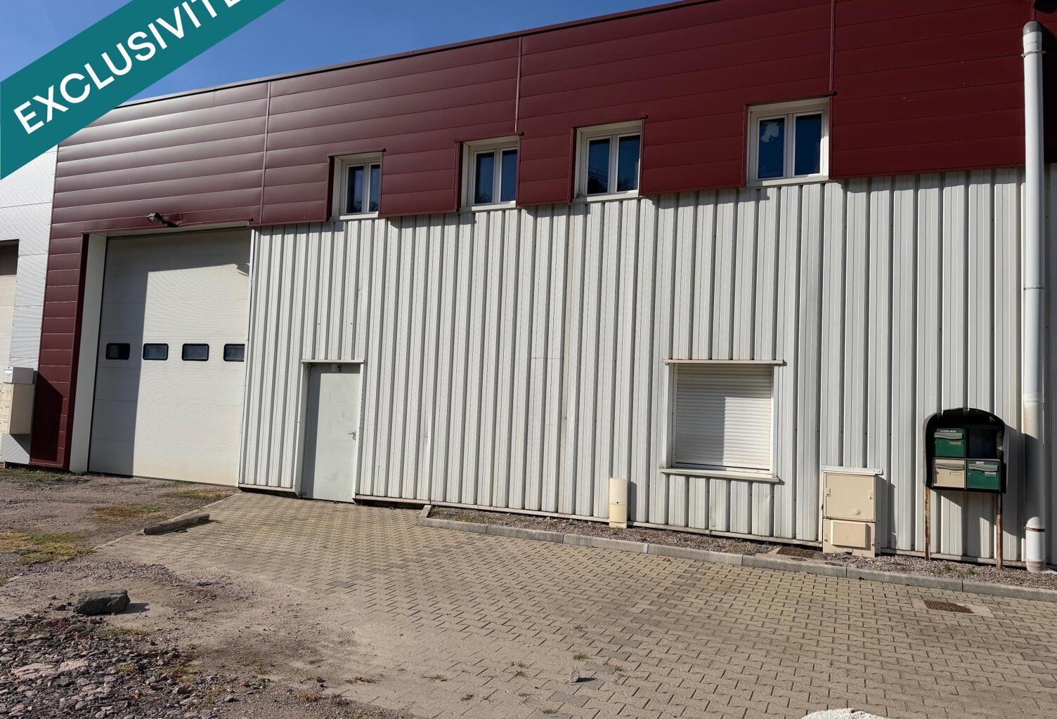 Local commercial  avec bureaux et appartement. — photo 1