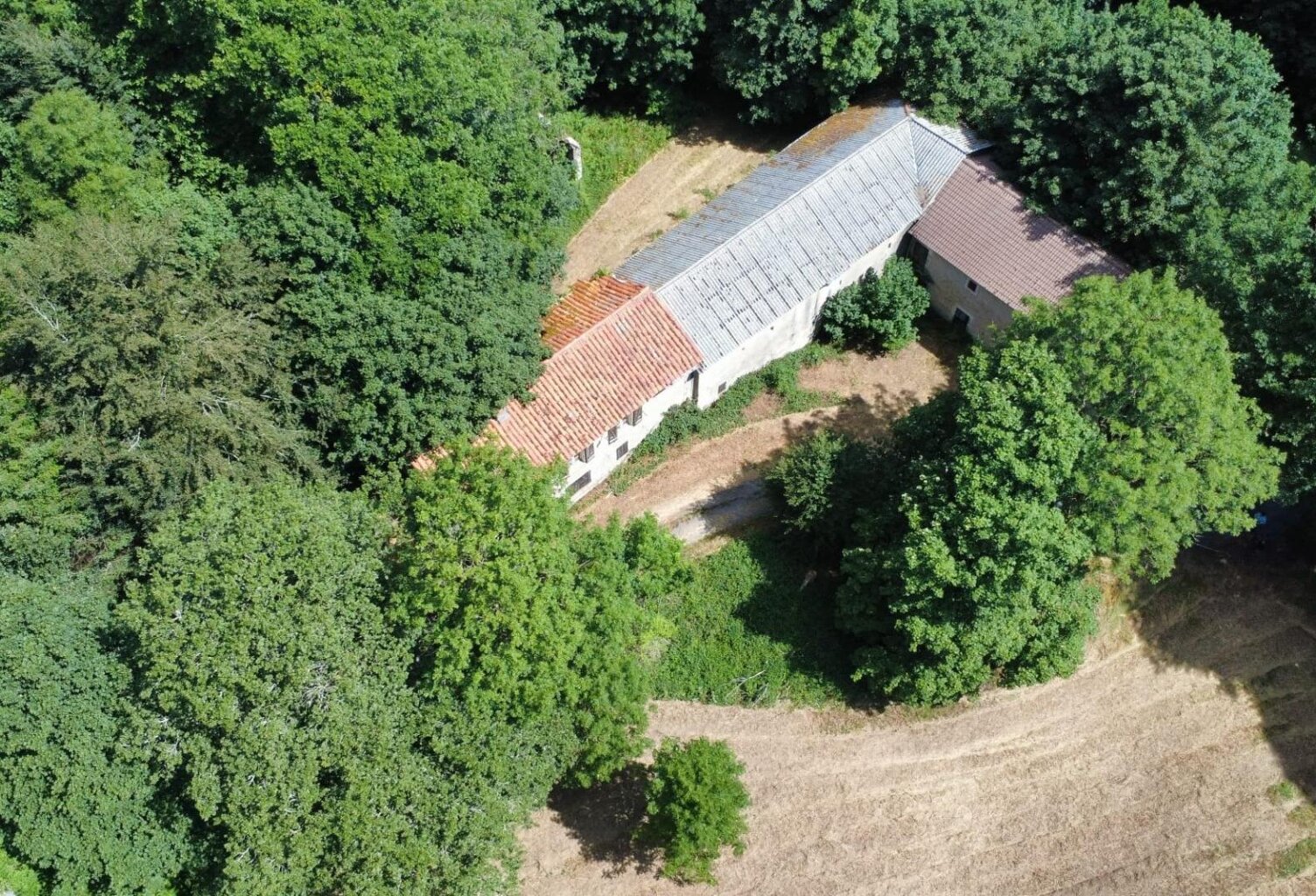 habitation et dépendances sur 6 hectares — photo 1