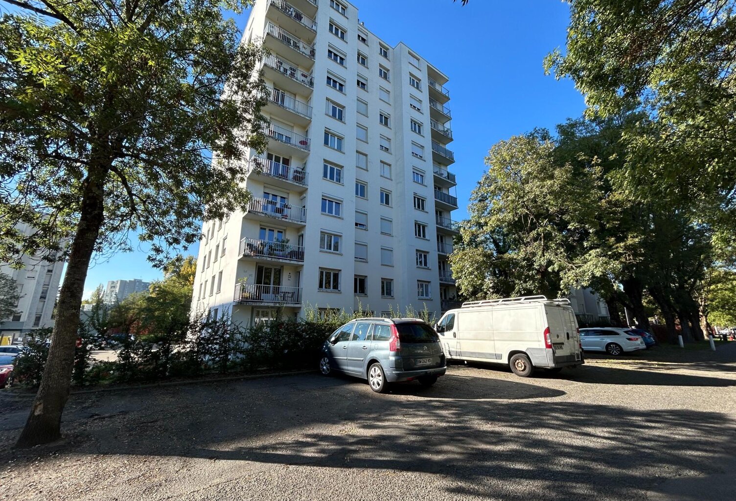 À Vichy, découvrez cet appartement de 60 m² en rez-de-chaussée, offrant un beau potentiel après quelques travaux de rafraîchissement. L'isolation a été entièrement refaite, un véritable atout pour votre futur projet ! — photo 1