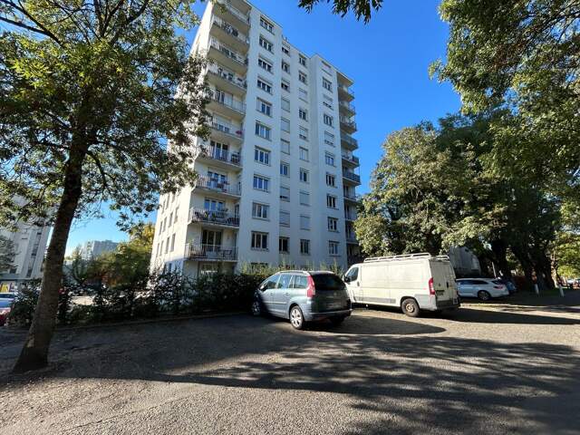 À Vichy, découvrez cet appartement de 60 m² en rez-de-chaussée, offrant un beau potentiel après quelques travaux de rafraîchissement. L'isolation a été entièrement refaite, un véritable atout pour votre futur projet ! — photo du bien