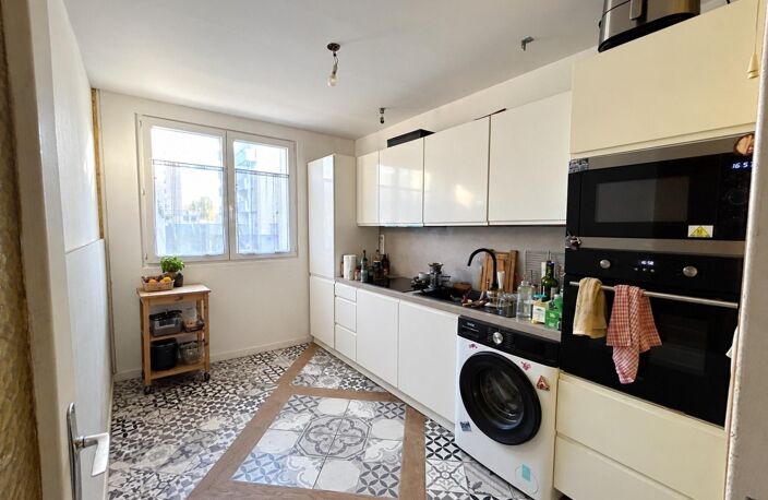 À Vichy, découvrez cet appartement de 60 m² en rez-de-chaussée, offrant un beau potentiel après quelques travaux de rafraîchissement. L'isolation a été entièrement refaite, un véritable atout pour votre futur projet ! — photo 2