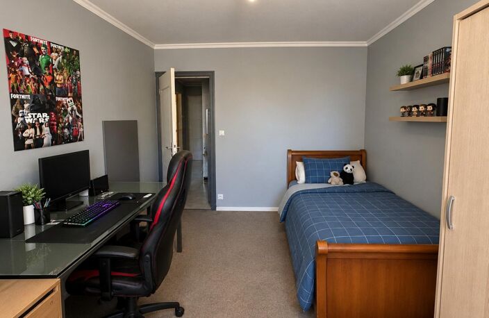 À Vichy, découvrez cet appartement de 60 m² en rez-de-chaussée, offrant un beau potentiel après quelques travaux de rafraîchissement. L'isolation a été entièrement refaite, un véritable atout pour votre futur projet ! — photo 3