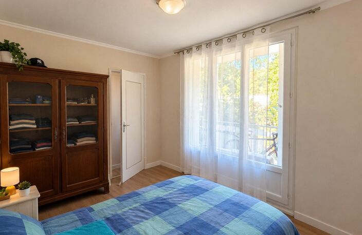 À Vichy, découvrez cet appartement de 60 m² en rez-de-chaussée, offrant un beau potentiel après quelques travaux de rafraîchissement. L'isolation a été entièrement refaite, un véritable atout pour votre futur projet ! — photo 4
