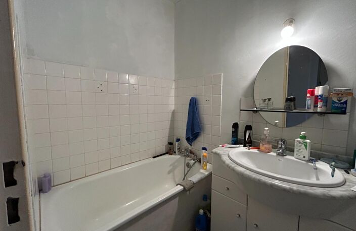 À Vichy, découvrez cet appartement de 60 m² en rez-de-chaussée, offrant un beau potentiel après quelques travaux de rafraîchissement. L'isolation a été entièrement refaite, un véritable atout pour votre futur projet ! — photo 5