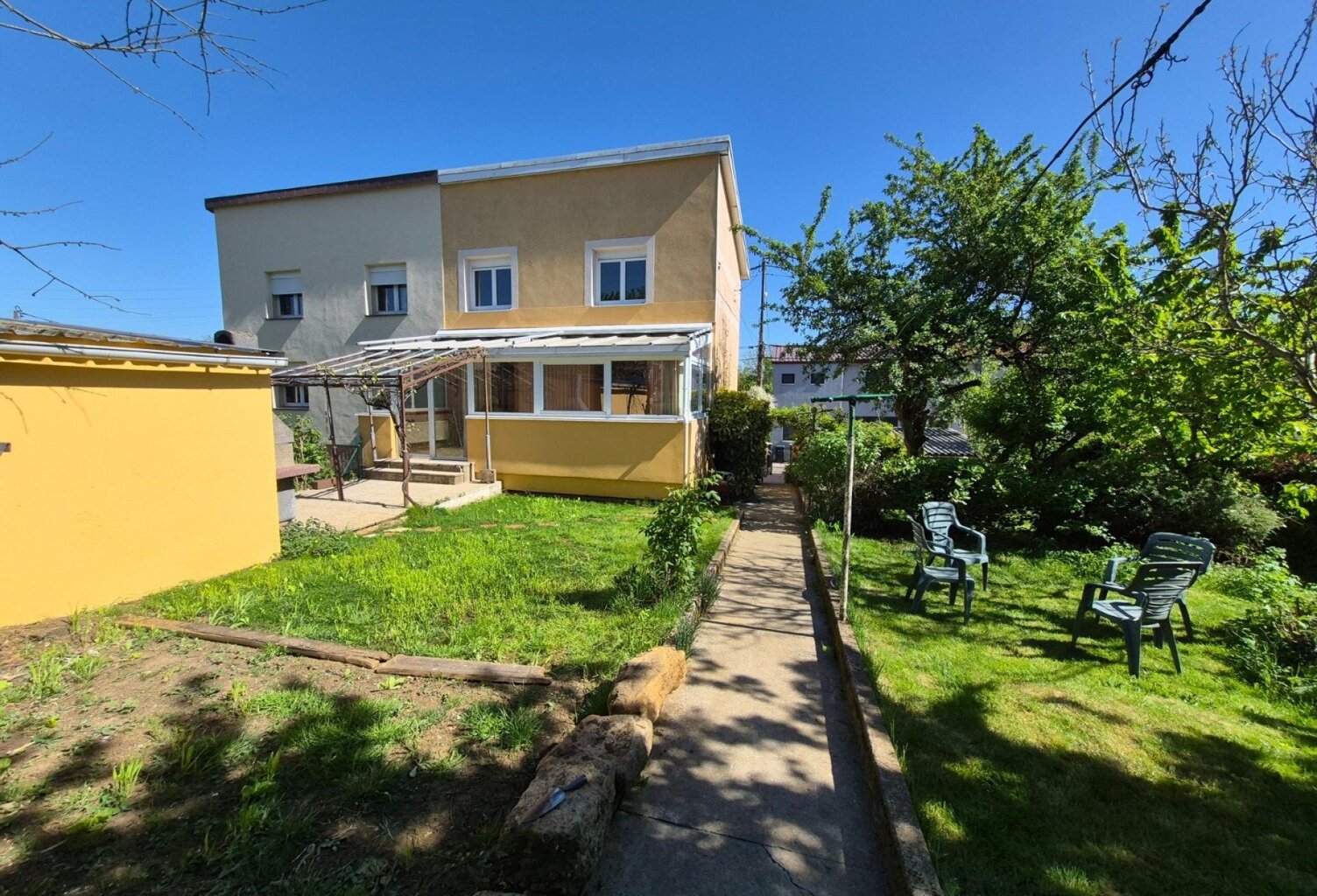 Maison jumelée 5 pièces avec double garage, véranda et jardin plein sud — photo 1