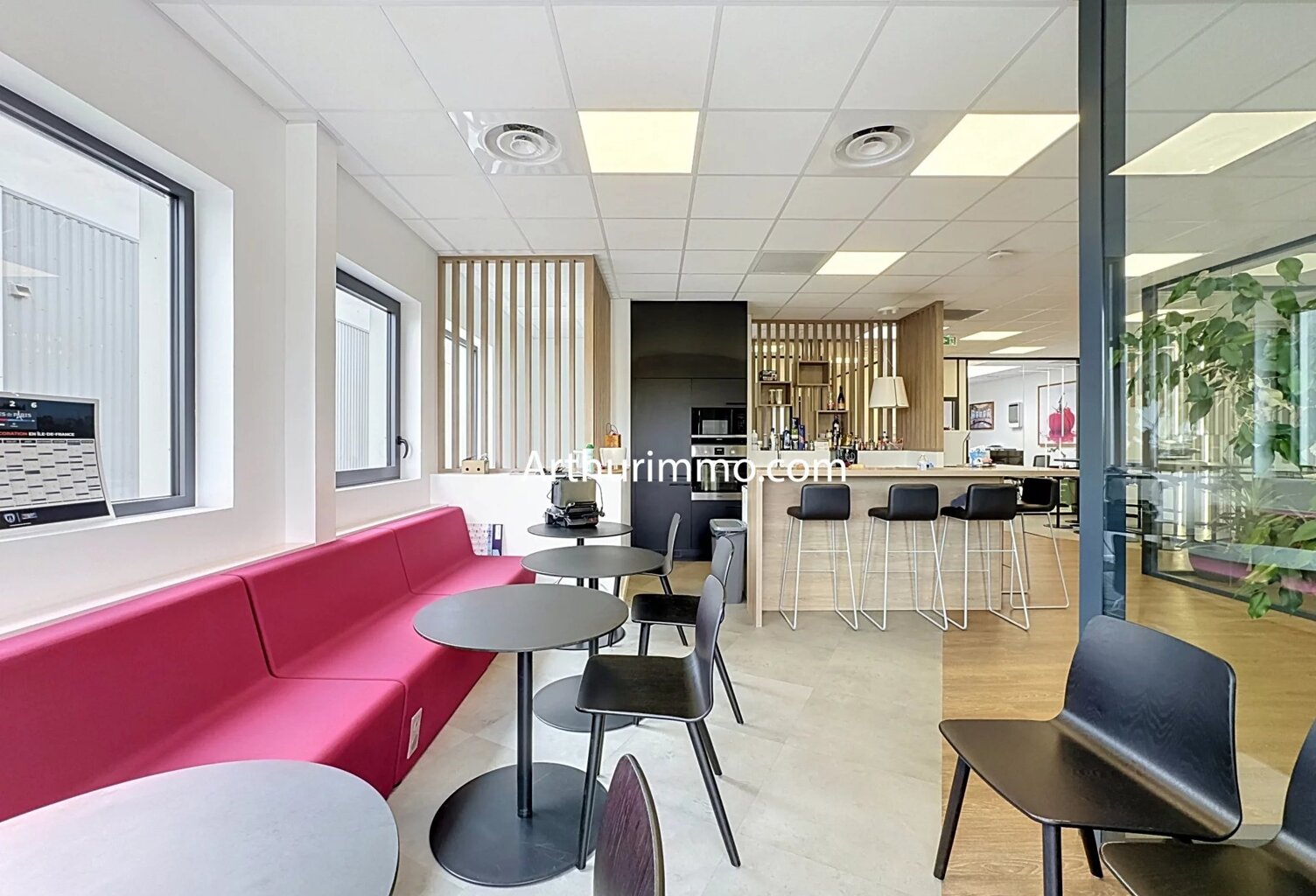 Entrepôt moderne avec bureaux à Bailly-Romainvilliers — photo 1