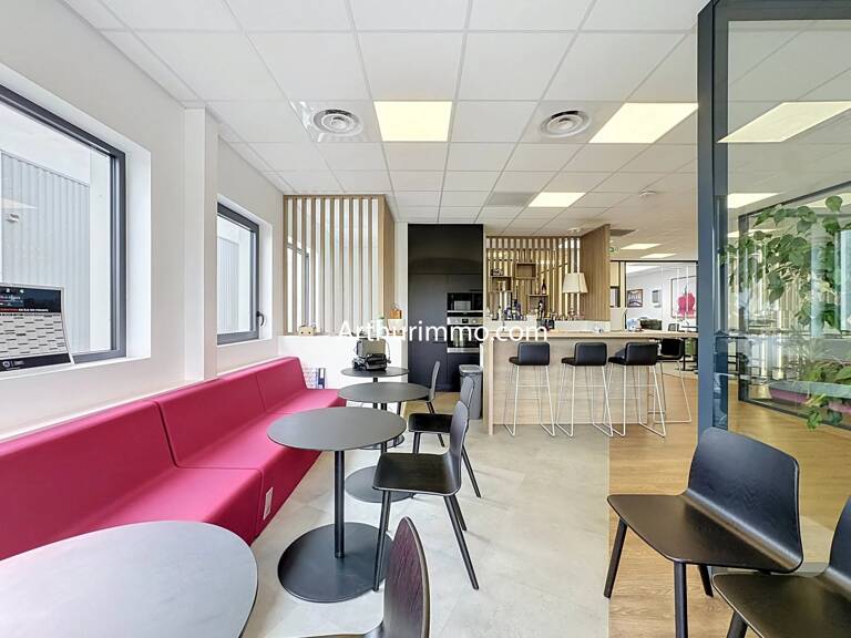 Entrepôt moderne avec bureaux à Bailly-Romainvilliers — photo 1