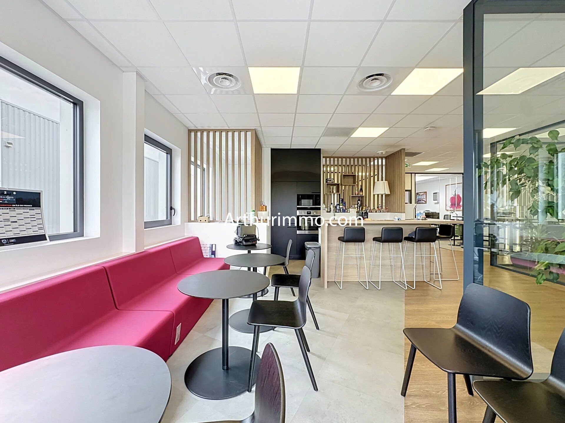 Local commercial 450 m² · à Bailly-Romainvilliers · 450 m² · 885 000 €