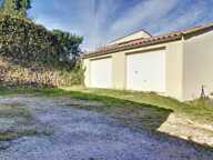 Double garage offrant un bel espace pour atelier ou stockage — photo 2
