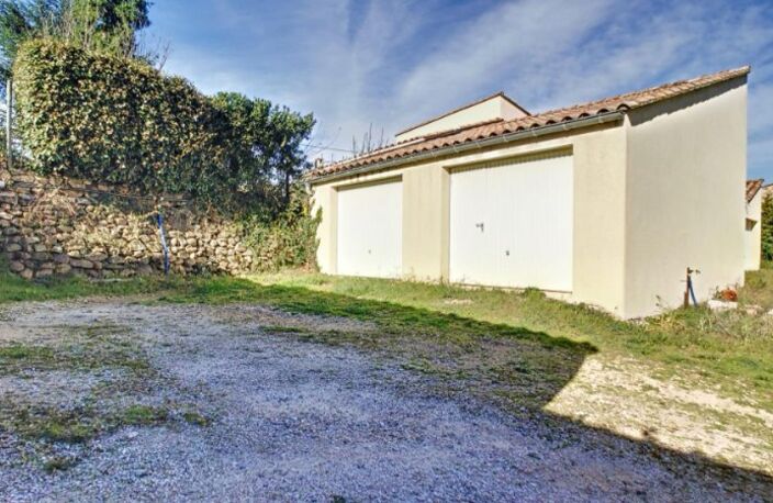 Double garage offrant un bel espace pour atelier ou stockage — photo 2