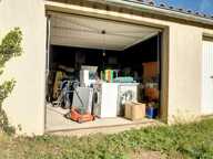 Double garage offrant un bel espace pour atelier ou stockage — photo 3