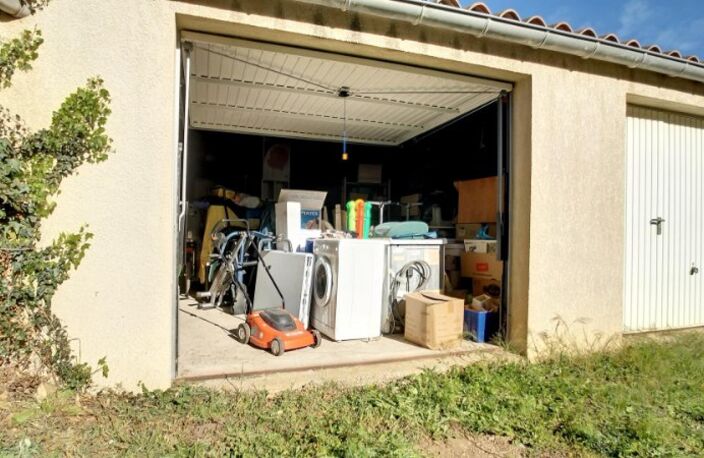 Double garage offrant un bel espace pour atelier ou stockage — photo 3