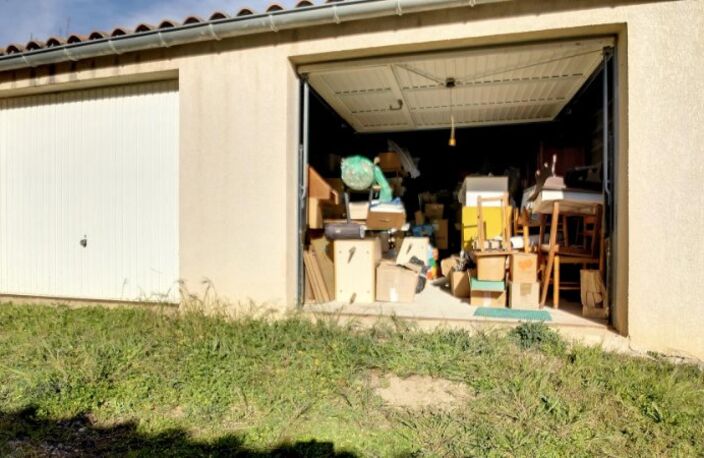 Double garage offrant un bel espace pour atelier ou stockage — photo 4