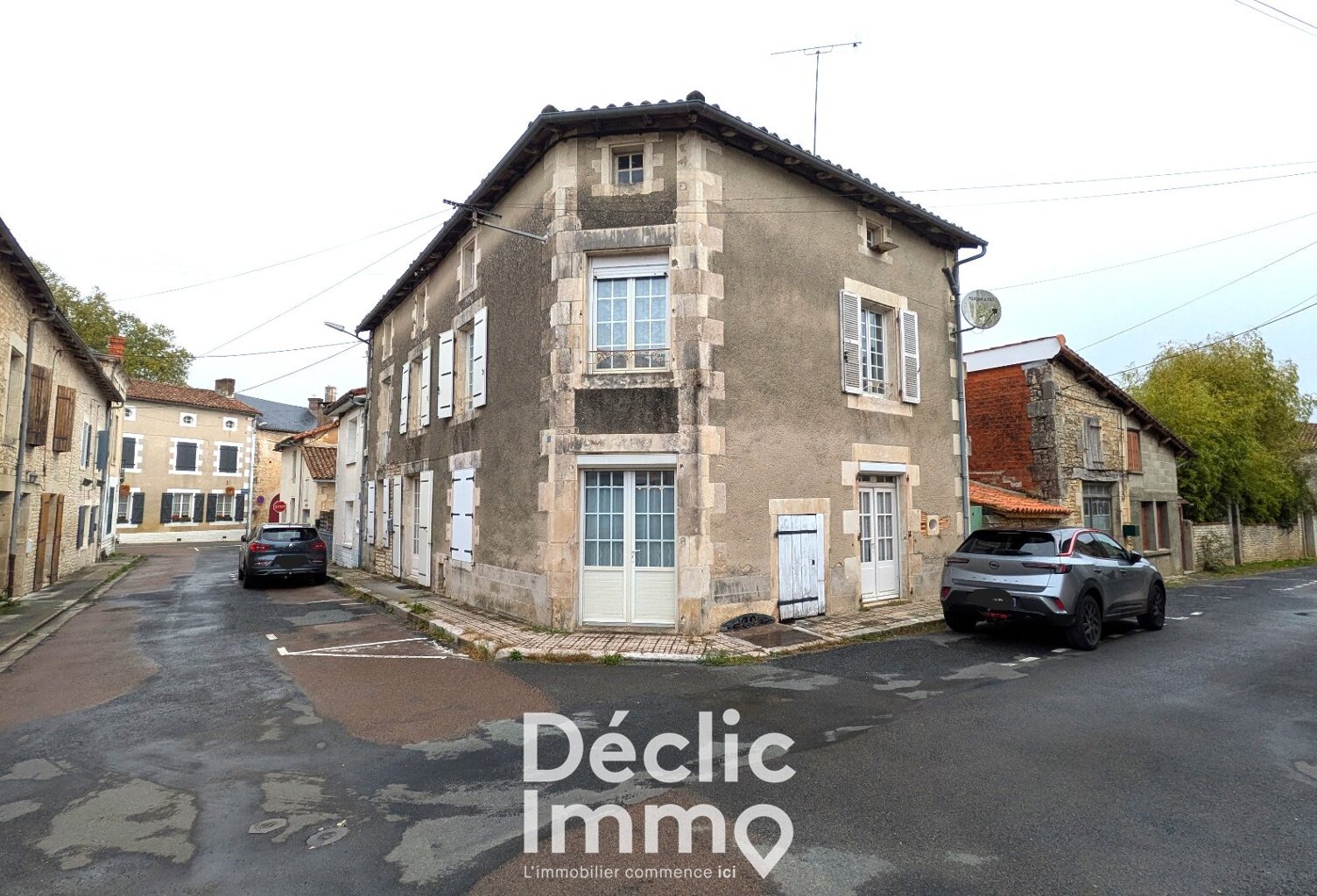Maison familiale avec garage, dépendances et grenier aménageable à Champagne-Mouton — photo 1