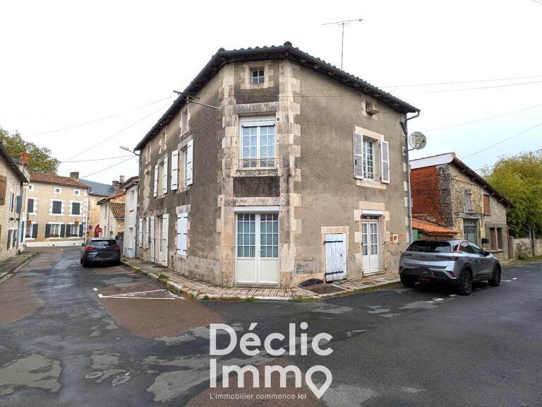 Maison familiale avec garage, dépendances et grenier aménageable à Champagne-Mouton — photo 1