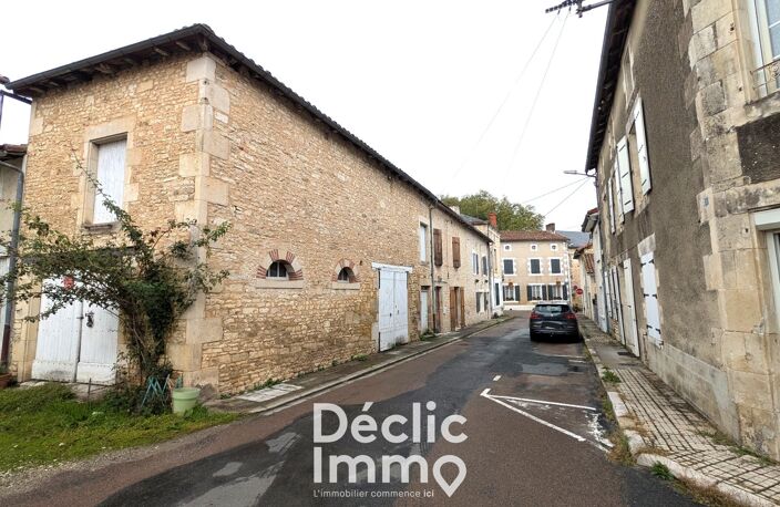 Maison familiale avec garage, dépendances et grenier aménageable à Champagne-Mouton — photo 2