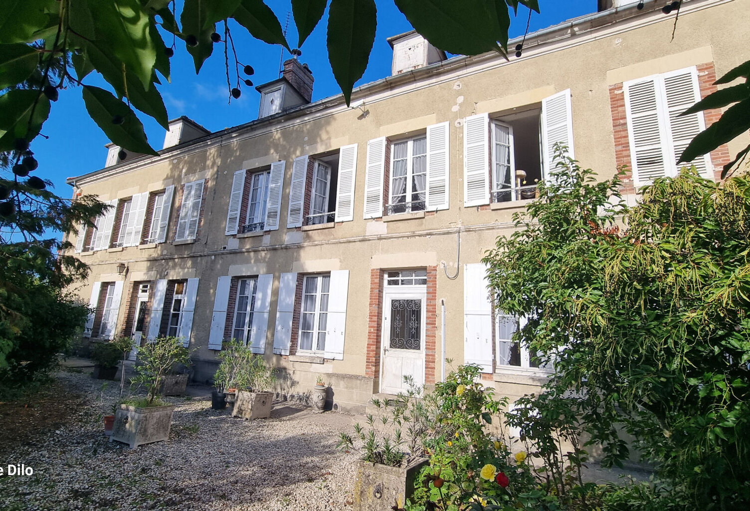 Demeure de caractère de 240 m2 avec dépendances. — photo 1