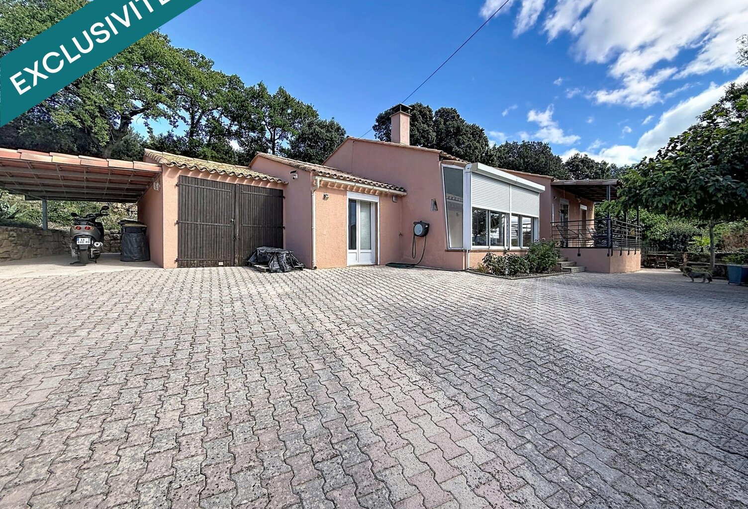 Villa de 97m2 avec vue dégagé, comportant piscine, spa et grand salon avec poêle à bois — photo 1