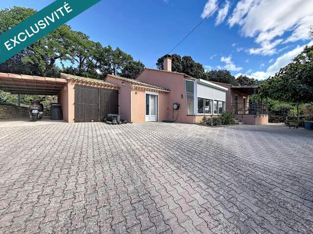 Villa de 97m2 avec vue dégagé, comportant piscine, spa et grand salon avec poêle à bois — photo du bien
