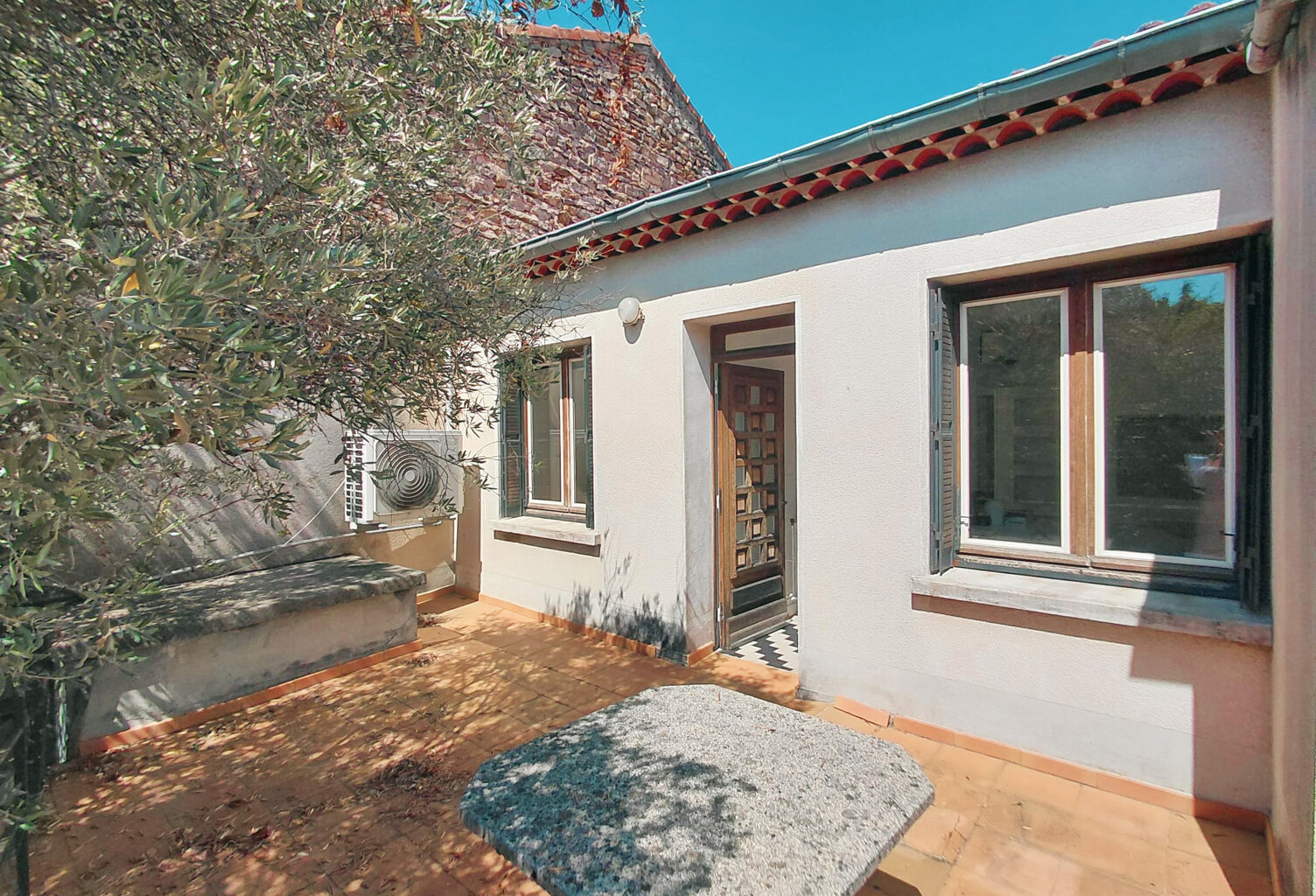 ST ETIENNE DE FONTBELLON - APPARTEMENT 3 PIECES 80m2 + TERRASSE — photo 1