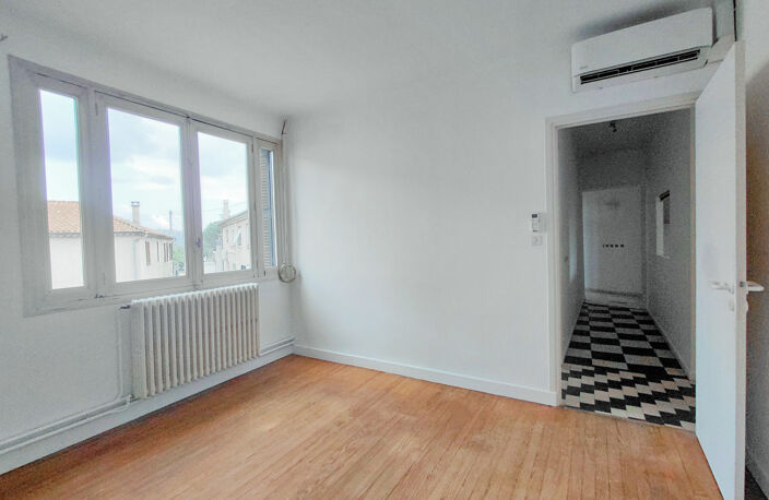 ST ETIENNE DE FONTBELLON - APPARTEMENT 3 PIECES 80m2 + TERRASSE — photo 4