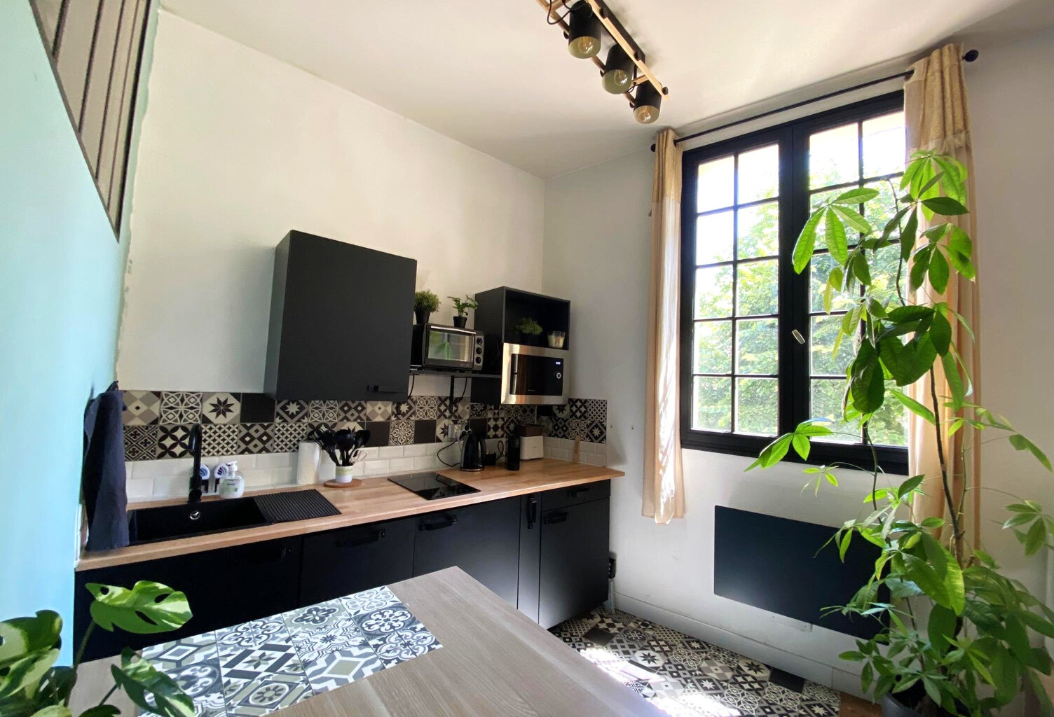 AU PIED DE LA PLACE AUX HERBES ! — photo 1