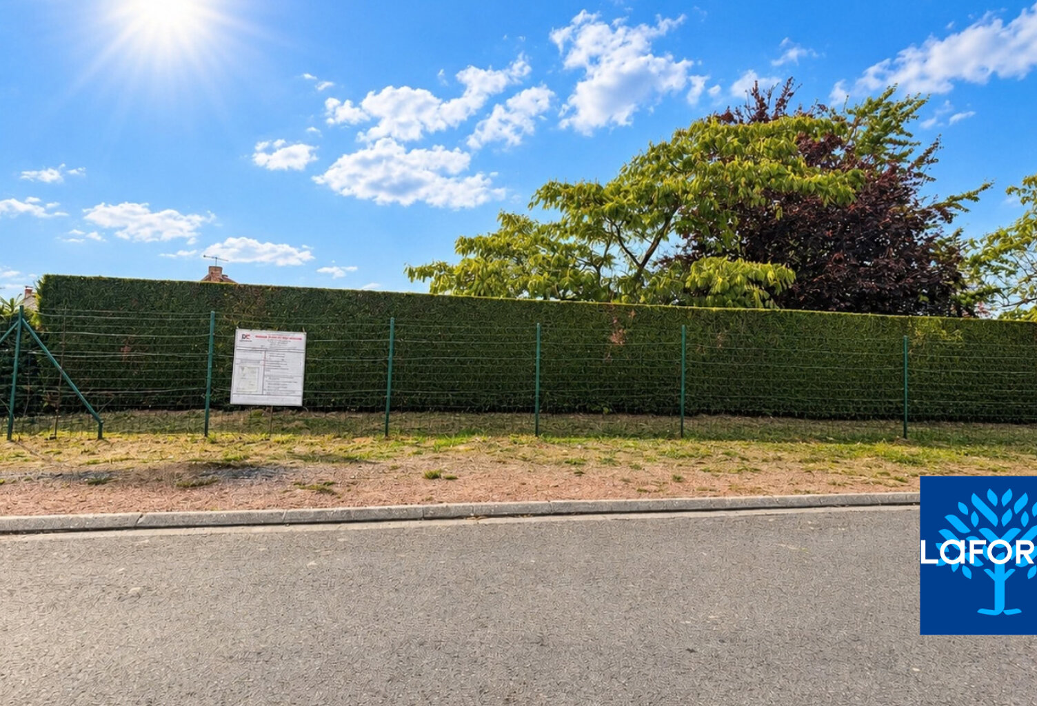 Terrain constructible de 750 m² à Sebourg — photo 1