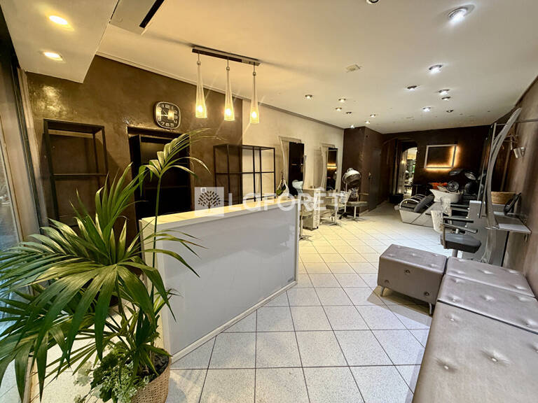 Local commercial de coiffure - L'Isle-sur-la-Sorgue 2 pièce(s) 32.18 m2 — photo 1