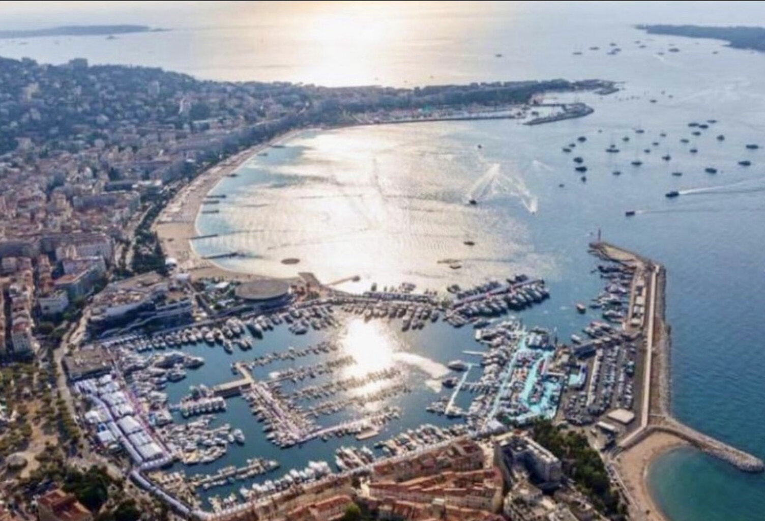 CANNES BANANE PLEIN CENTRE LOCAL 45M2 TERRASSE SUD 8M2 EMPLA — photo 1