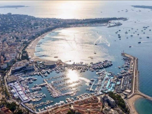 CANNES BANANE PLEIN CENTRE LOCAL 45M2 TERRASSE SUD 8M2 EMPLA — photo du bien