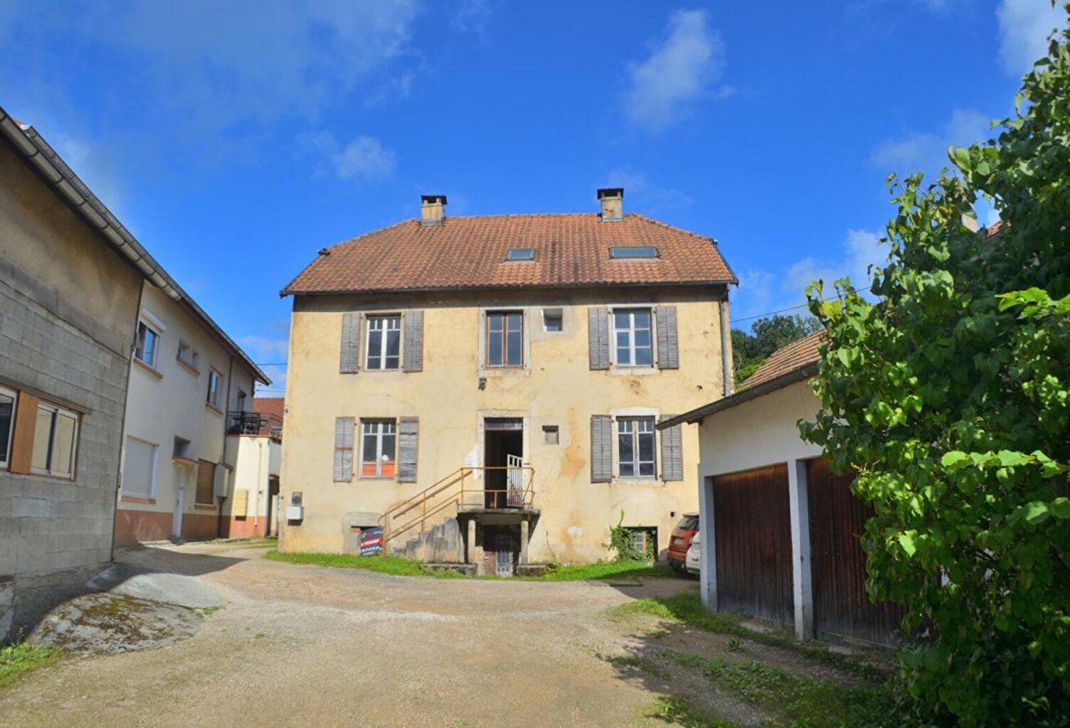 Maison ou Immeuble à Pont De Roide Vermondans 18 pièces 400 m2 — photo 1