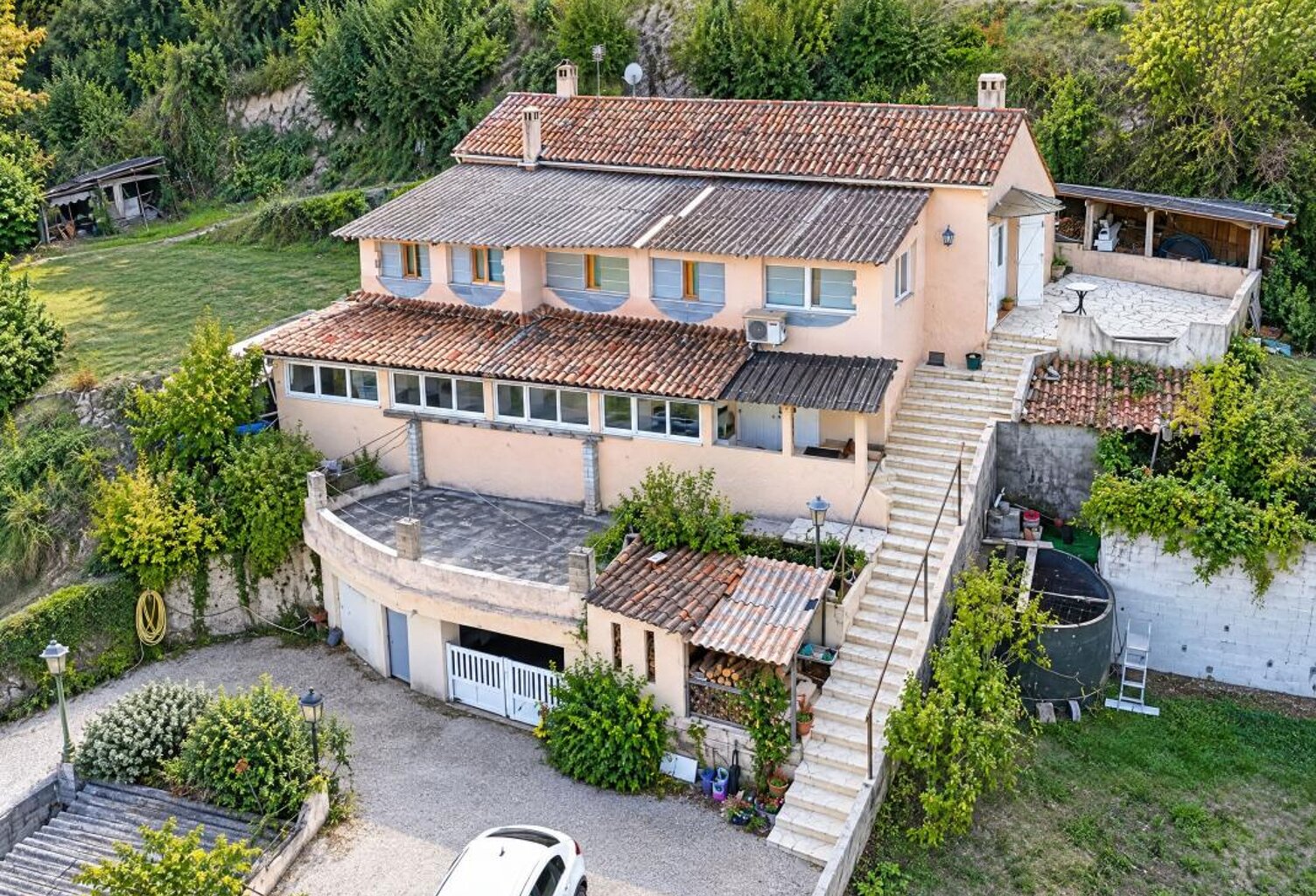 Maison à vendre à contes 168 m² 4 chambres + 2 pièces indépendant terrain 3.000 m² — photo 1