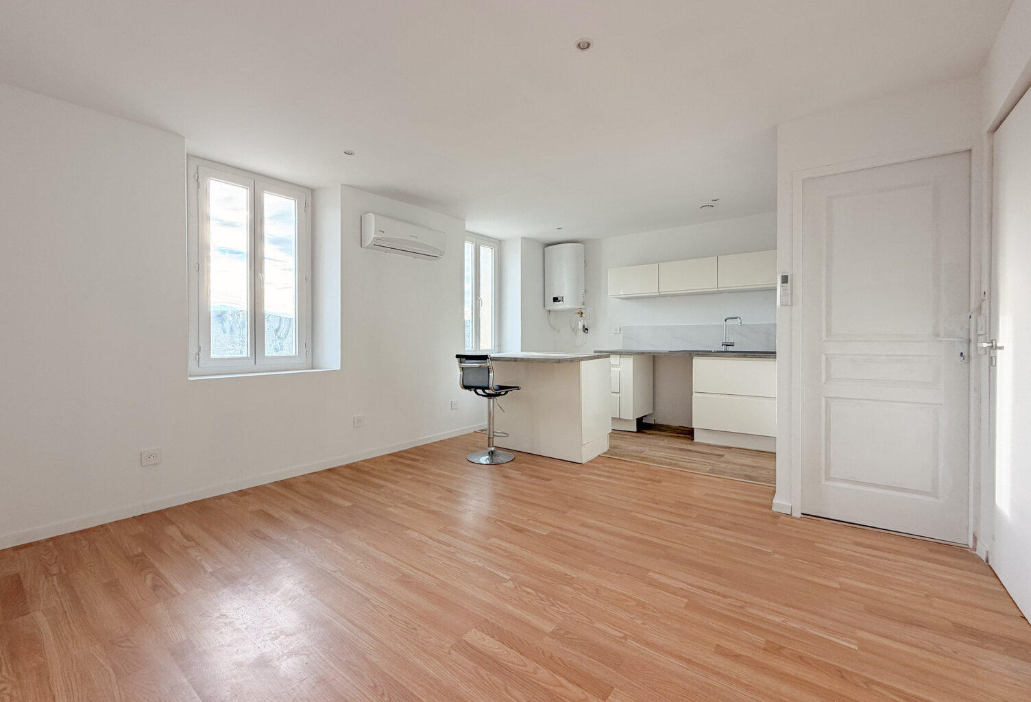 PIERREFEU-DU-VAR - APPARTEMENT T2 RENOVE AVEC VUE DEGAGEE — photo 1