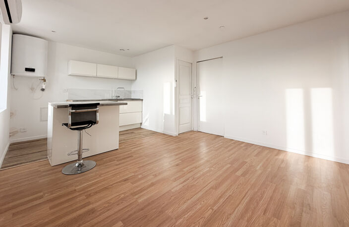 PIERREFEU-DU-VAR - APPARTEMENT T2 RENOVE AVEC VUE DEGAGEE — photo 2