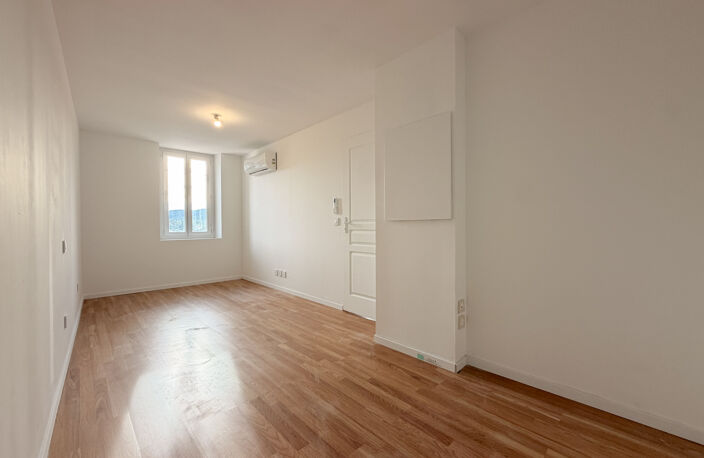 PIERREFEU-DU-VAR - APPARTEMENT T2 RENOVE AVEC VUE DEGAGEE — photo 5