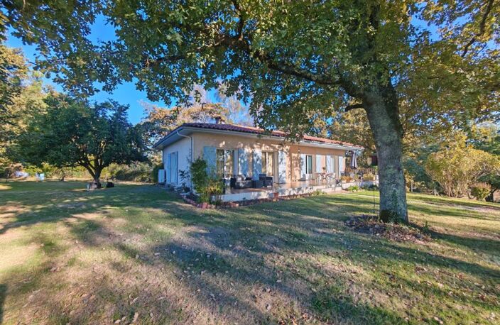 EN EXCLUSIVITÉ – MAISON DE PLAIN-PIED AVEC TERRASSE ET GRAND TERRAIN ARBORÉ — photo 2