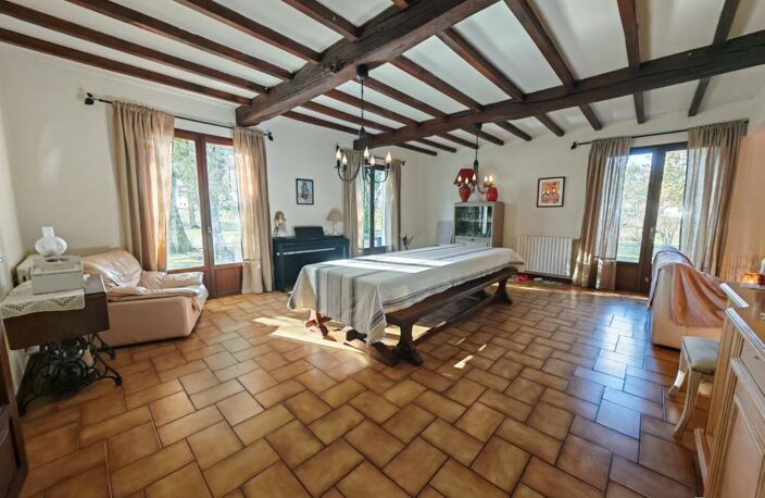 EN EXCLUSIVITÉ – MAISON DE PLAIN-PIED AVEC TERRASSE ET GRAND TERRAIN ARBORÉ — photo 3