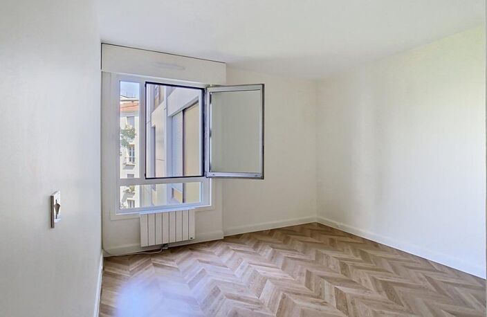 PORTE DOREE - BOIS DE VINCENNES - T4 de près de 75 M² (2 CHAMBRES) + LOGGIA + CAVE + PARKING — photo 4