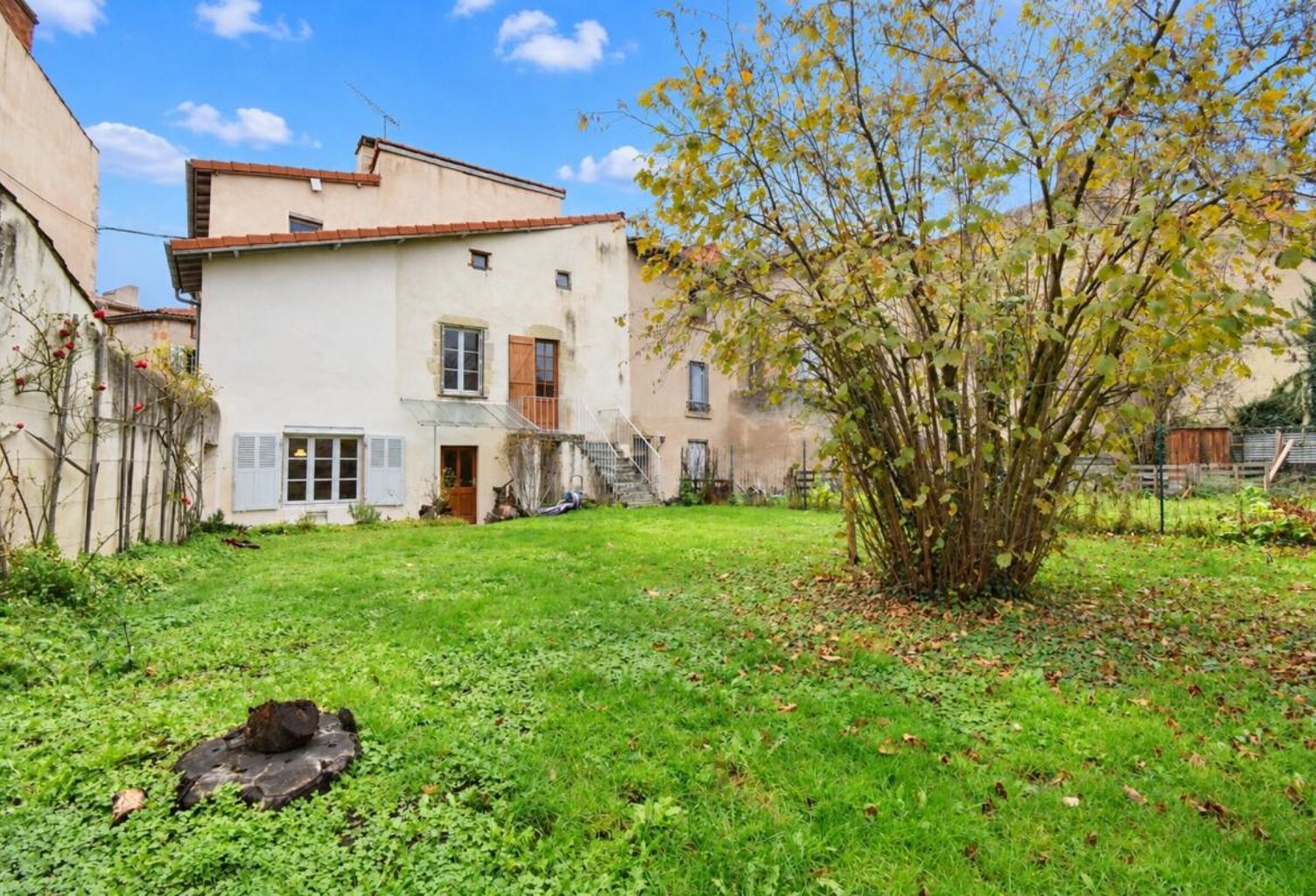 *** EXCLUSIVITE *** A RENOVER : GRANDE MAISON DE VILLE AVEC JARDIN ET GARAGE *** BILLOM 63160 *** — photo 1